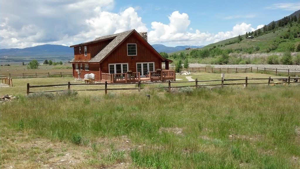 Montana Spirit Guest Lodge Cliff Lake ภายนอก รูปภาพ